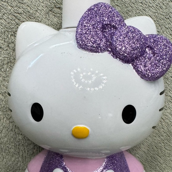 HELLO KITTY LOTION/SOAP DISPENSER W/ PURPLE GLITTER BOW AND OUTFIT NEW - Picture 5 of 7